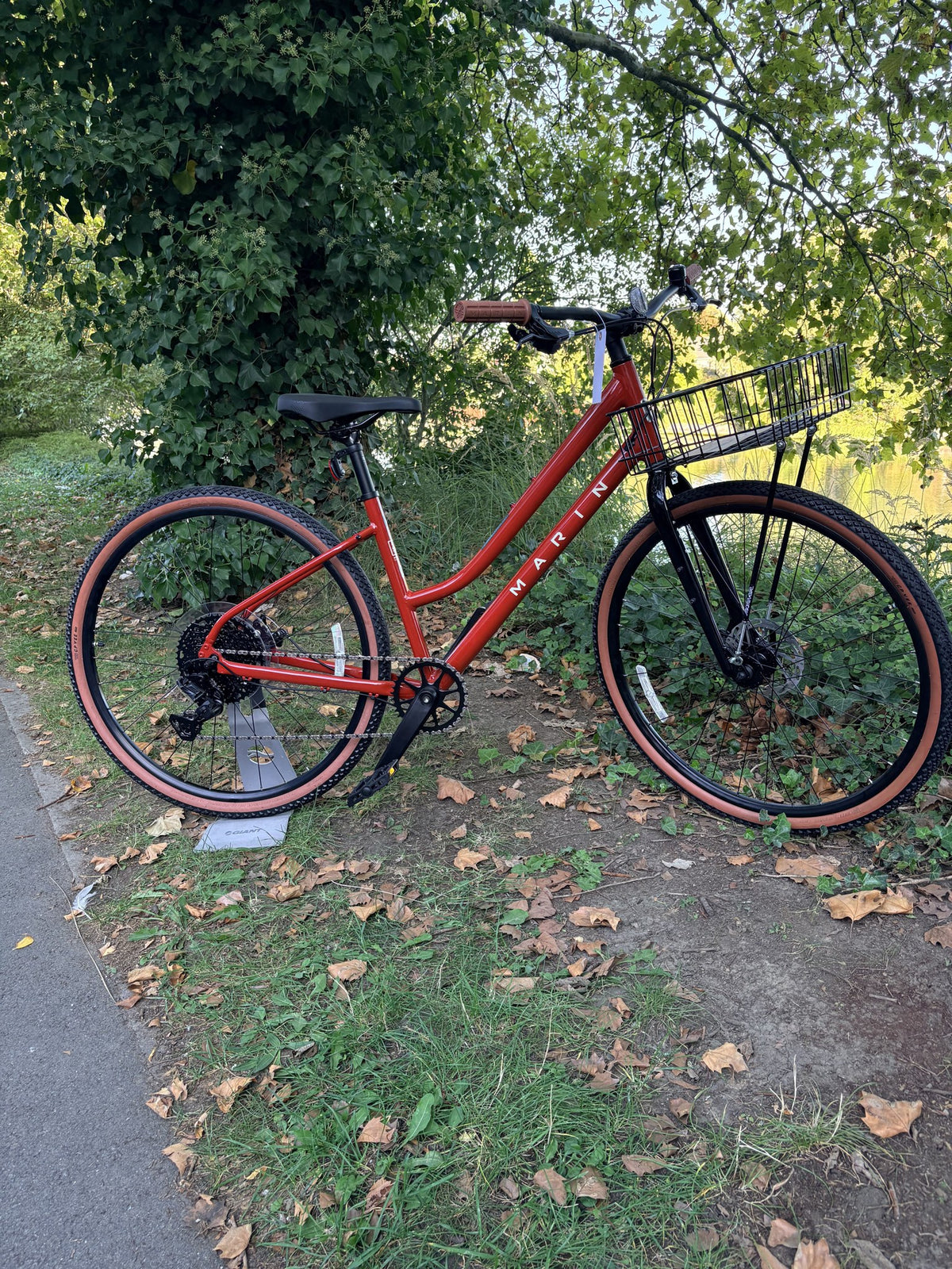 Vélo urbain Marin Kentfield 2 ST rouge avec panier Manivelle